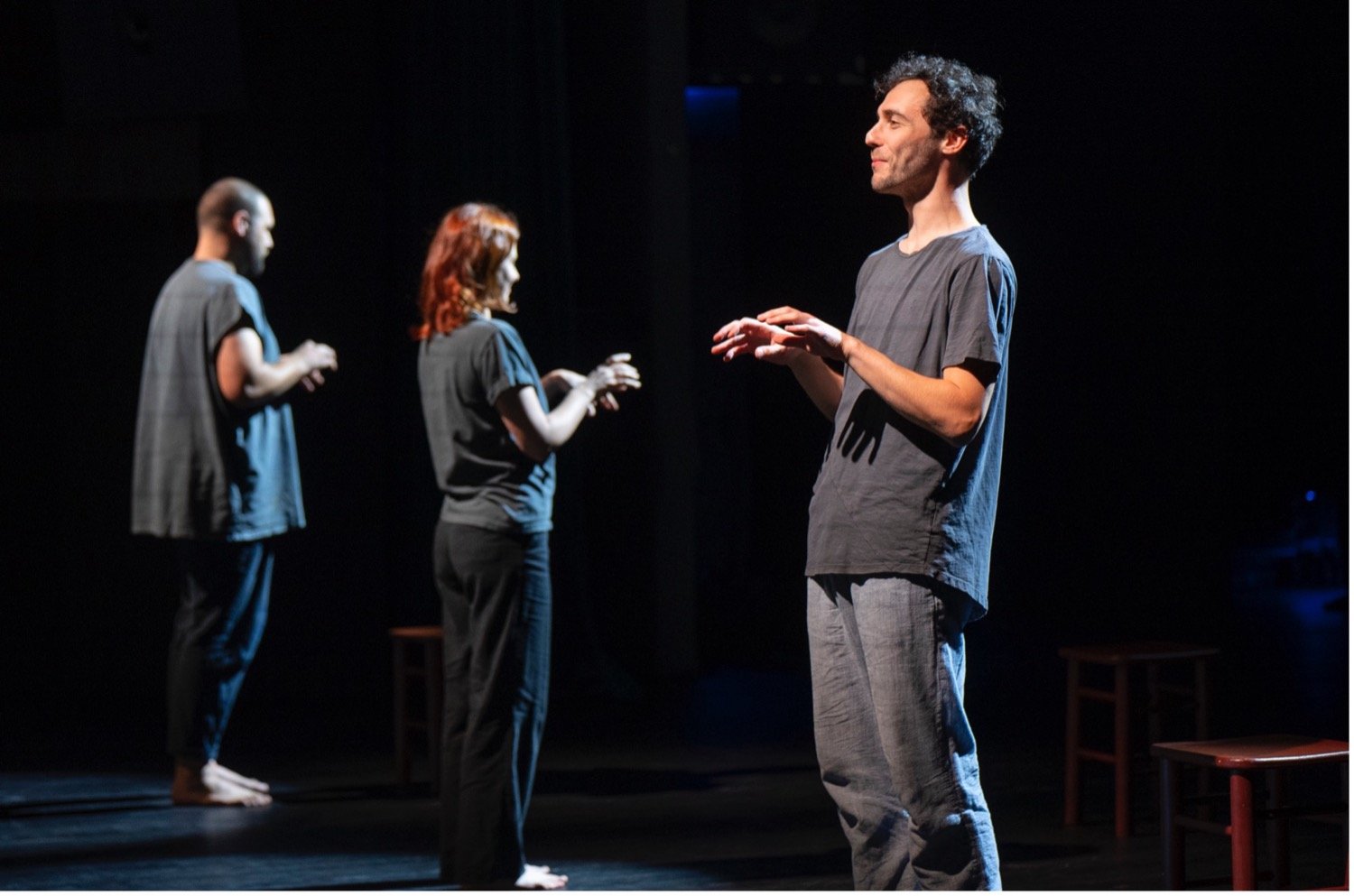 Aktoriai vaidina tamsioje scenoje Anykščių teatro festivalio metu.