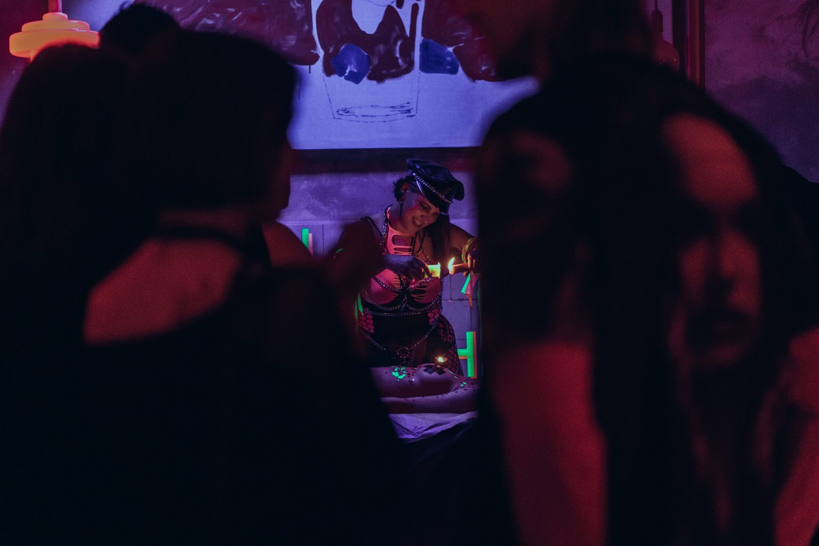 Thalia Hel atlieka šou su žvakėmis tarptautiniame erotikos festivalyje