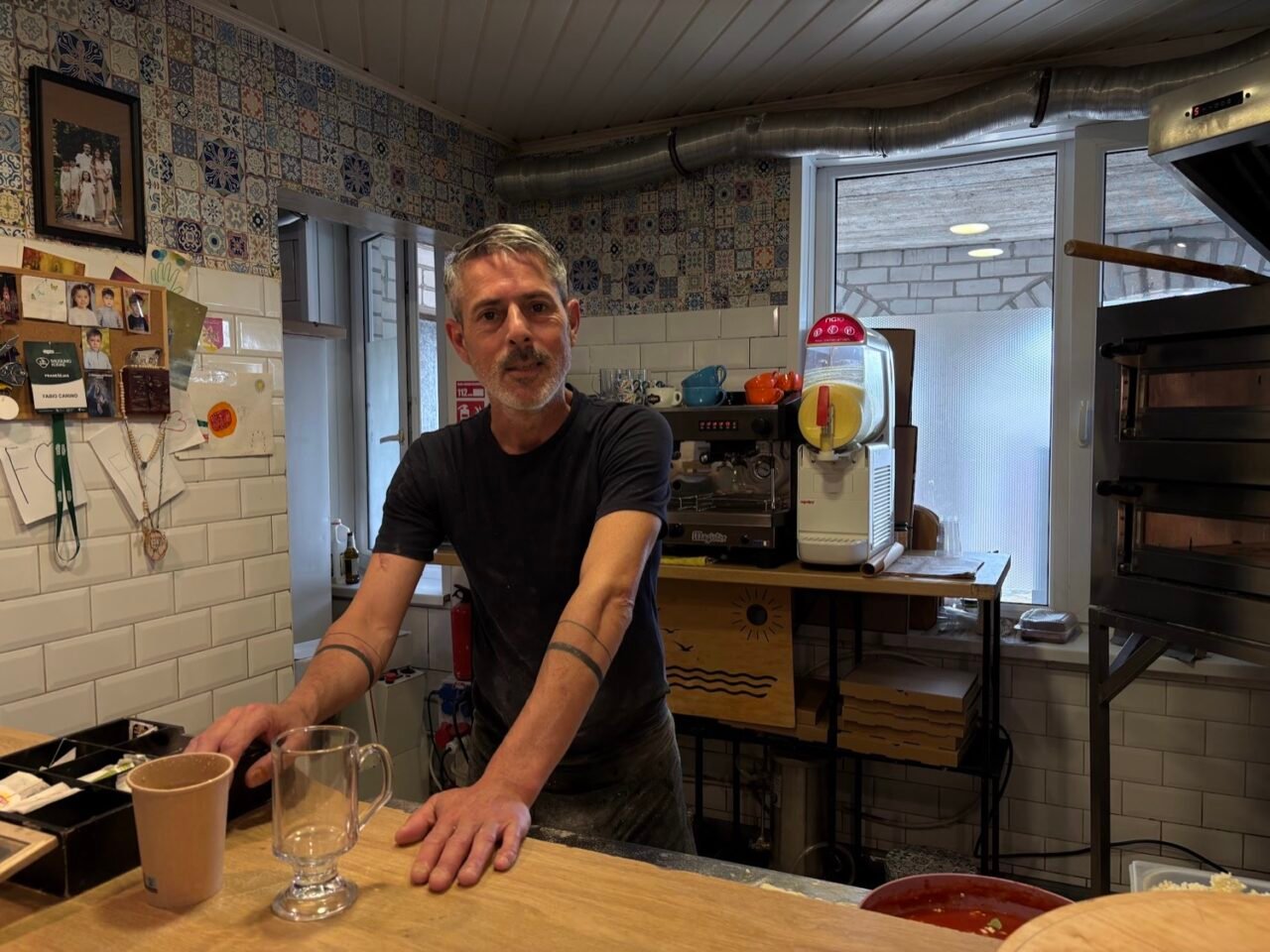 Šefas Fabrizio virtuvėje už prekystalio – picos kepėjas Ballaro Lithuania iš Sicilijos