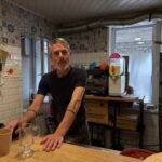 Šefas Fabrizio virtuvėje už prekystalio – picos kepėjas Ballaro Lithuania iš Sicilijos