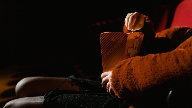 Žiūrovas kino salėje valgo spragėsius - lietuviški filmai 2026 m.