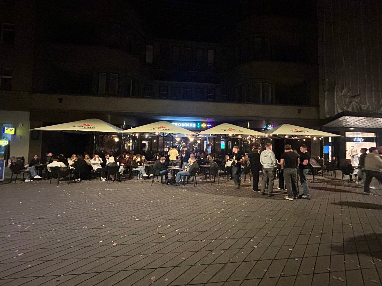 Naktinis „Gastrobaras +++“ lauko terasos vaizdas Laisvės alėjoje Kaune