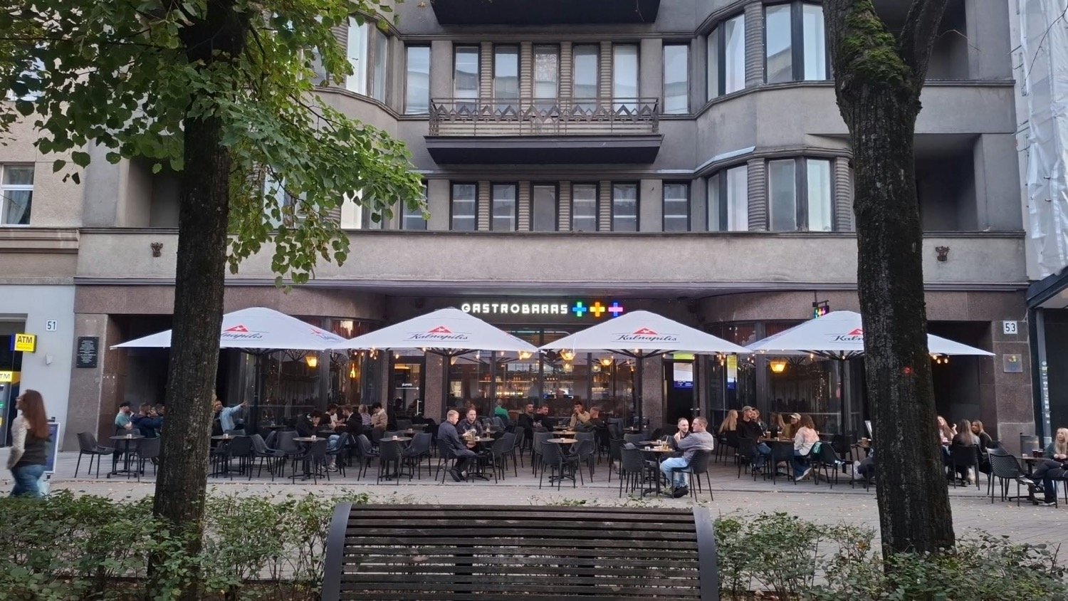 „Gastrobaras +++“ lauko terasa su skėčiais Laisvės alėjoje dieną